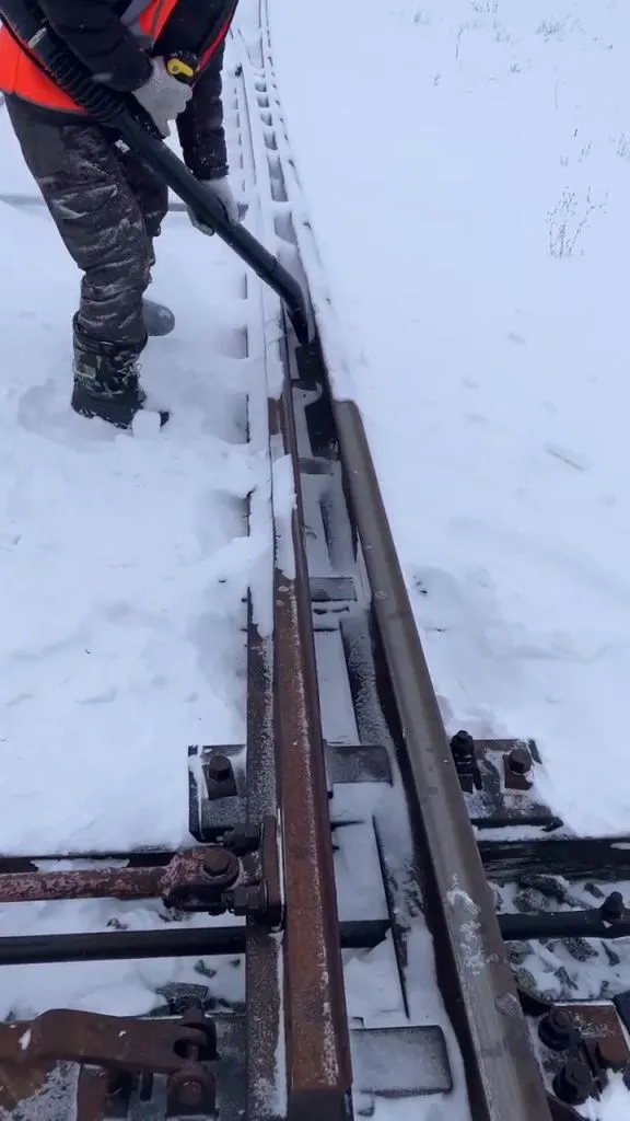 Снег и наледь в переводном механизме стрелки — очистка воздушной струёй